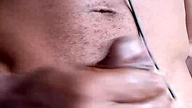 狂撸巨黑鸡巴射地板上