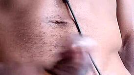 狂撸巨黑鸡巴射地板上