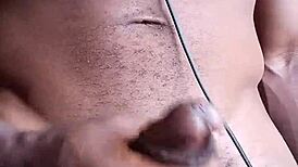 狂撸巨黑鸡巴射地板上