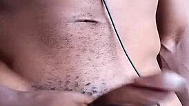 狂撸巨黑鸡巴射地板上