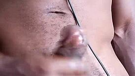 狂撸巨黑鸡巴射地板上