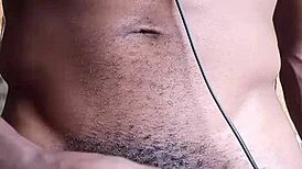 狂撸巨黑鸡巴射地板上