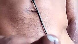 狂撸巨黑鸡巴射地板上