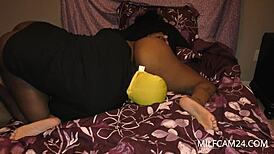 黑人年轻情侣进行热辣的网络摄像头性爱