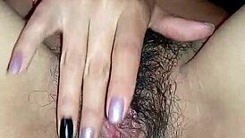 我的女人在家蒸腾的独奏中取悦自己