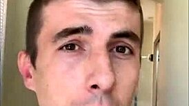 两个英俊年轻猛男大鸡巴翻转猛烈深操。每一次抽插肌肉都紧绷。