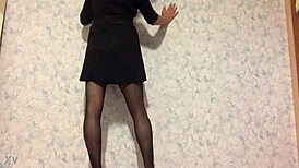 Shemale performs an enticing dance in stockings