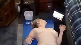 清晨瑜伽和性感成熟维的大屁股