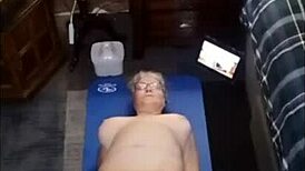 清晨瑜伽和性感成熟维的大屁股