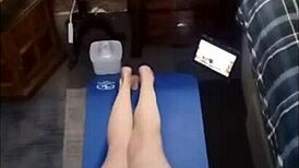 清晨瑜伽和性感成熟维的大屁股