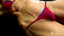 丁字裤肌肉妹Baile！比基尼秀身材狂野猛干