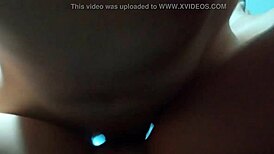 Corno limpando esperma na buceta da esposa milf, com creampie e cuckold 😏.