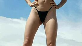 Kiara Meow用湿润裸体在性感海滩锻炼中挑逗