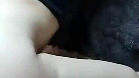 novinha tarada fica dando a xereca para o coroa e a mesmo tempo falando com o namorado pelo celular mas que safada