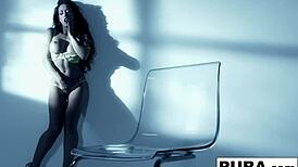 卡普里·卡瓦尼自摸健美身材