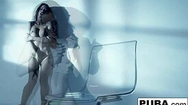 卡普里·卡瓦尼自摸健美身材