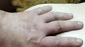 novinha tarada fica dando a xereca para o coroa e a mesmo tempo falando com o namorado pelo celular mas que safada