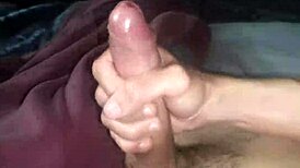 和继妹Taylor在办公桌上快速玩她紧致的小穴！