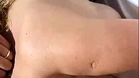 Feliz navidad cuckold pam hotwife de colegiala y sin condon follando frente a su marido no aguanta las ganas de unirse y meterle la verga