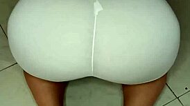 me encanta hacer yoga con hilo pequeño mostrando mi enorme culo