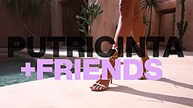 调皮普特里·钦塔暴露阴郁圆奶对比大屌和大奶