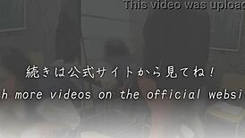 难以置信！教室性丑闻 - 女学生被同学射精！