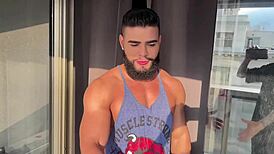 o skinny barber fucks the pumped client