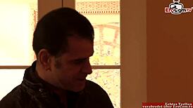 娇小18+毛茸茸少女分享小18+奶子在狂野肛交三人行