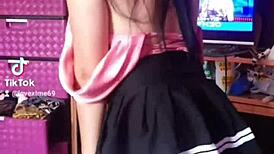 Filming alone on TikTok and reefs herself, a stunning beauty gets aroused