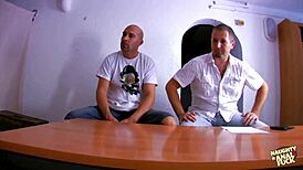 一个人的肛交不够金发妹扑进3P狂欢