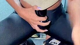 Hot thick woman cumming at the gym with weight, impossible not to cum in 1 min.