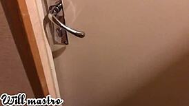 fui presente de aniversário de uma fã que completa 19 anos, a ninfetinha safada além de se surpreender com o tamanho fez muito squirt na minha piroca