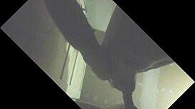 Etalon couilles pleines gros juteur se fait purger en glory hole