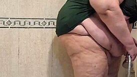 Coolmarina尿尿后被假阳具狠操！