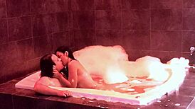 me encanta como te rebotan las tetas en el jacuzzi te me subiste y terminaste montada en mi verga gimiendo