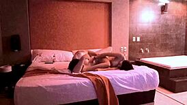 me encanta como te rebotan las tetas en el jacuzzi te me subiste y terminaste montada en mi verga gimiendo