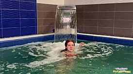 这对饥渴18+小情侣公共泳池猛干到高潮！😏