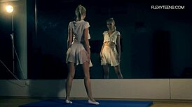 健身房白裙金发体操妹业余挑逗！