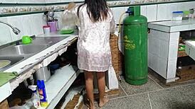 le sirvo la comida caliente a mi hermanastro