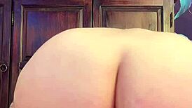 Sexy Girl Rides Massive Werwolf Dildo Hard