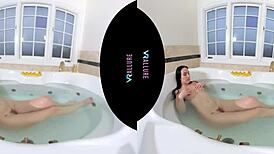 Jade Baker vibes her trimmed pussy solo in the bath! 😍