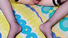 台湾变装者穿性感丝袜展示长腿热辣独奏，诱人脚部动作