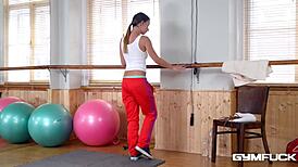 is taylor sands working her pussy with jump rope handles in the gym?