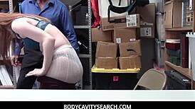 红发女贼Ella Hughes被抓脱衣后狠罚