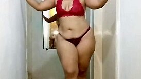 Seduciéndolo con mi lencería roja in the bedroom