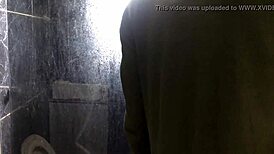 Novinho comendo a tia do seu amigo no banheiro da casa dela branquinha gostosa