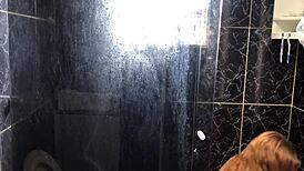 Novinho comendo a tia do seu amigo no banheiro da casa dela branquinha gostosa