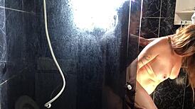 Novinho comendo a tia do seu amigo no banheiro da casa dela branquinha gostosa