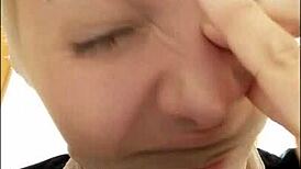 脸上套着丝袜，我看起来像个十足的猪鼻子贱货。