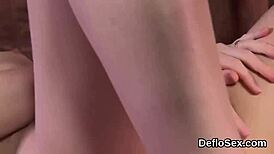 骚浪小妞玩粉穴狂潮喷！哇塞